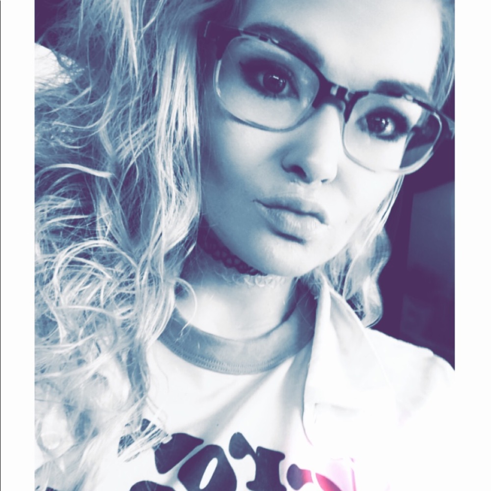 Meet your Posher, Hannah💗 - Picture 5 of 8
